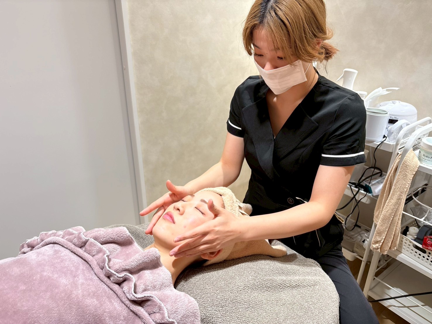 Radianceの韓国式コルギフェイシャルマッサージ、デコルテから顔全体をケア