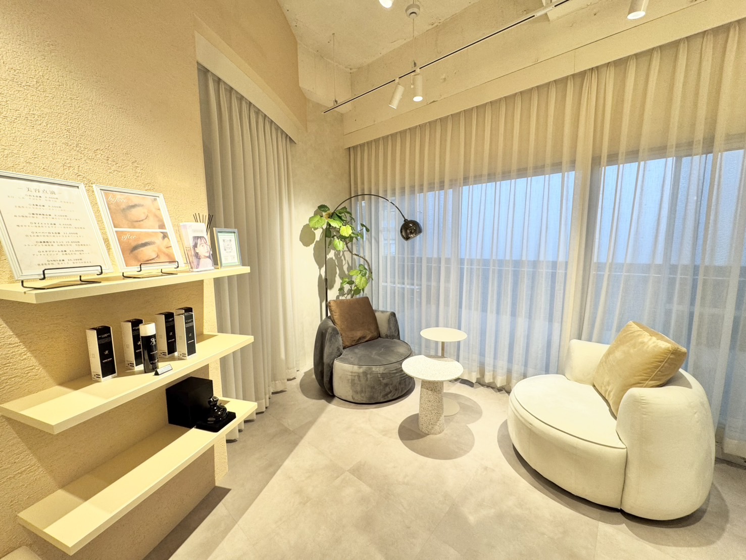 福岡天神Radianceでのフェイシャル施術風景 - 最新美容機器を使用したメディカルエステ