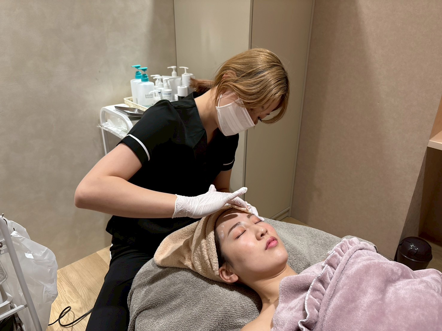 Radianceのフェイシャルワックス脱毛施術、眉毛と顔全体を丁寧にケア